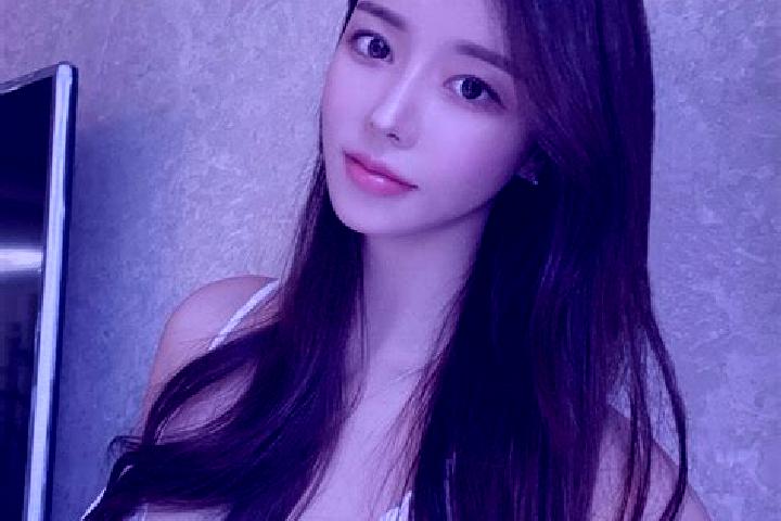 Elizabeth, 26 — Escort in Weiziyu, China