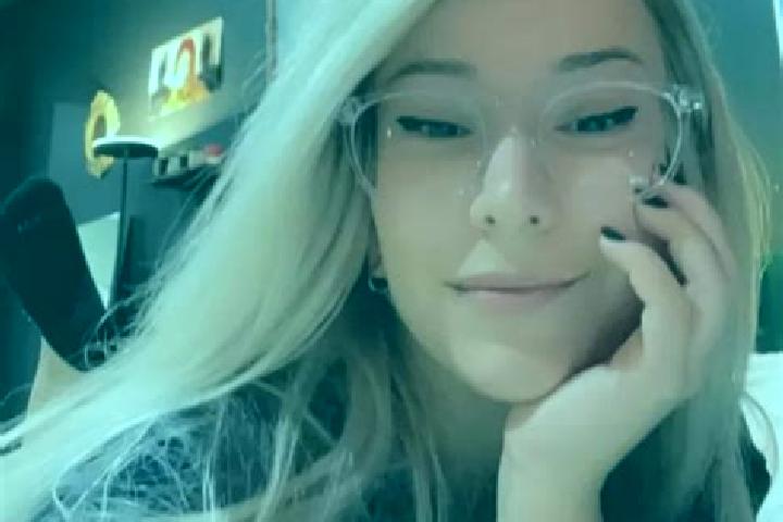 Elizabeth, 27, a blonde amber-eyed mixed companion based in Campu lui Neag. Offering Couples, Girlfriend Experience, Overnight. Available for incall and outc...