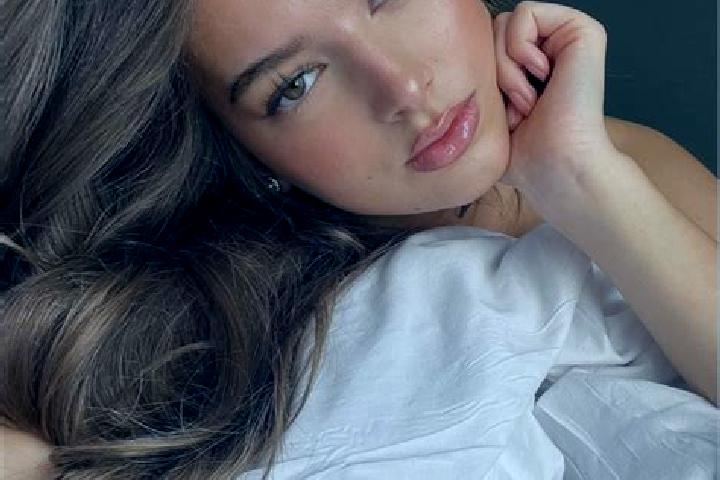 Elizabeth, 27, a chestnut amber-eyed latina companion based in Domanin. Offering A-Level, Party Girl, Girlfriend Experience. Available for incall and outcall...