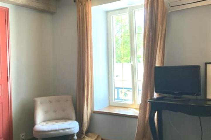 Elizabeth, 27 — Escort in Ainay-le-Chateau, France