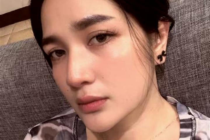Elizabeth, 27 — Escort in Dukoh, Indonesia