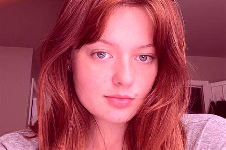 Elizabeth, 28, a red brown-eyed mixed companion based in Savigne. Offering Roleplay, Erotic Massage. Available for incall and outcall, overnight bookings ava...