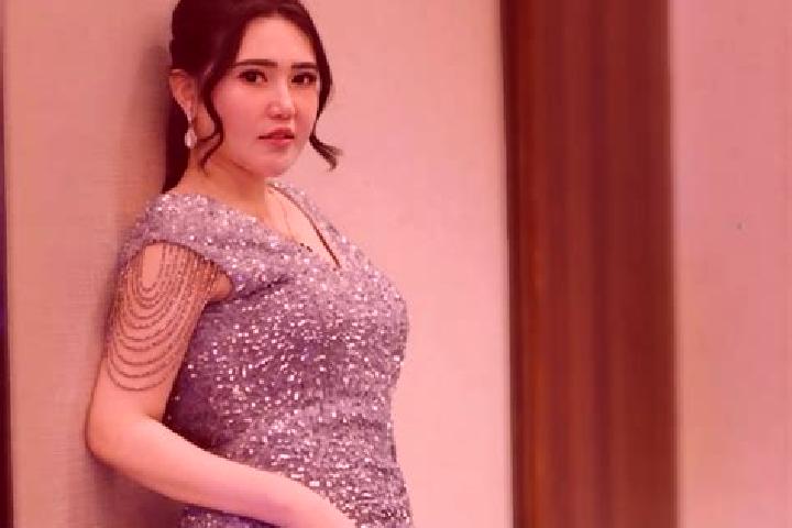 Elizabeth, 32 — Escort in Banjar Kedua, Indonesia