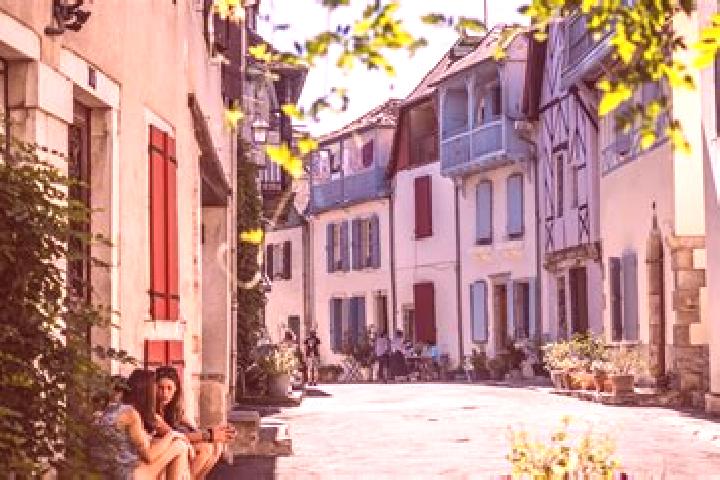 Elizabeth, 33 — Escort in Sauveterre-de-Bearn, France