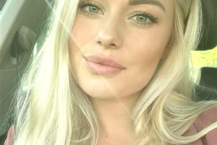 Elizabeth, 34, a blonde hazel-eyed latina companion based in Zaragoza. Offering Roleplay, Erotic Massage. Available for incall and outcall, overnight booking...