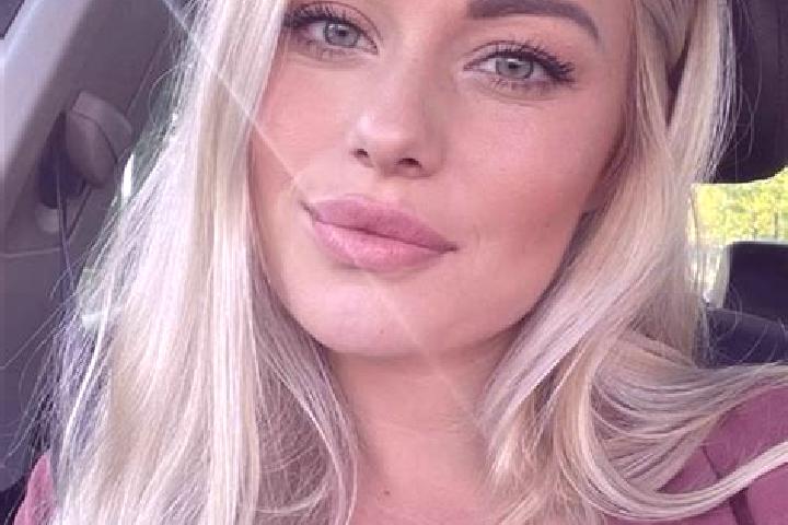 Elizabeth, 35, a blonde hazel-eyed slavic companion based in Poviglio. Offering Massage, A-Level, Erotic Massage, Dinner Date, Tantra. Available for incall a...