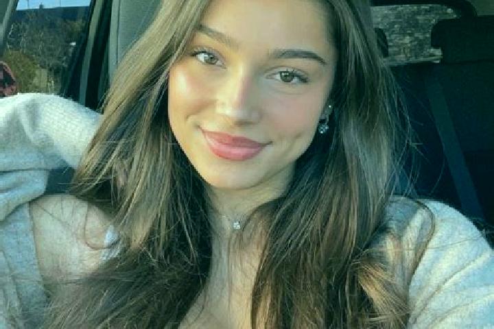 Elizabeth, 38, a brunette blue-eyed caucasian companion based in Vrakuna. Offering Overnight, Massage, Duos, Travel Companion, GFE. Available for incall and ...