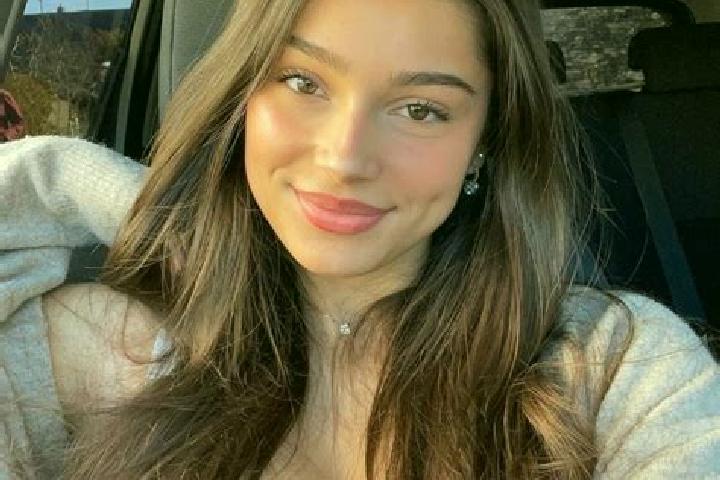 Elizabeth, 38, a brunette blue-eyed slavic companion based in Jalupang Dua. Offering Erotic Massage, Party Girl, Couples. Available for incall and outcall, d...