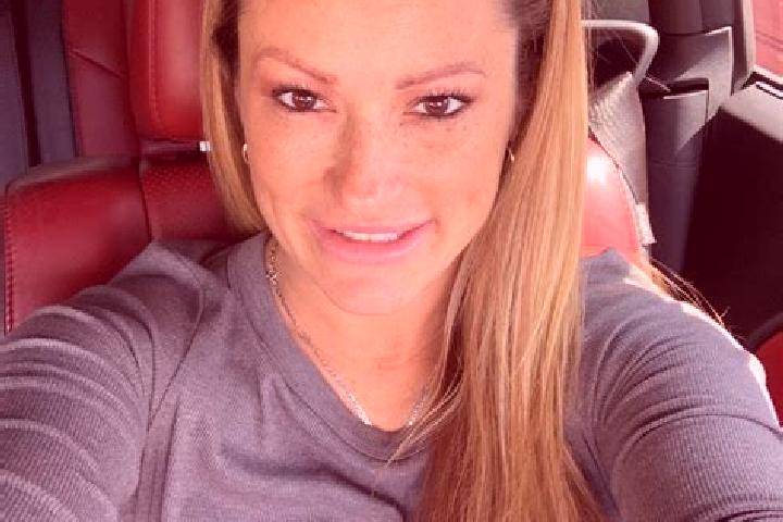 Elizabeth, 38, a dark blonde amber-eyed latina companion based in Dolina. Offering 69, Prostate Massage, Girlfriend Experience. Available for incall and outc...