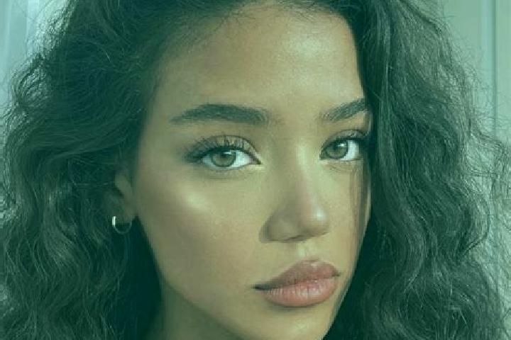Ella, 20, a black brown-eyed mixed companion based in Tofta. Offering Party Girl, CIM, Dinner Date. Available for incall and outcall, day and evening dates.