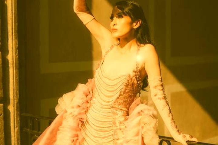 Ella, 22, a brunette amber-eyed asian companion based in Sevina. Offering Party Girl, Domination, Striptease. Available for incall and outcall, day and eveni...