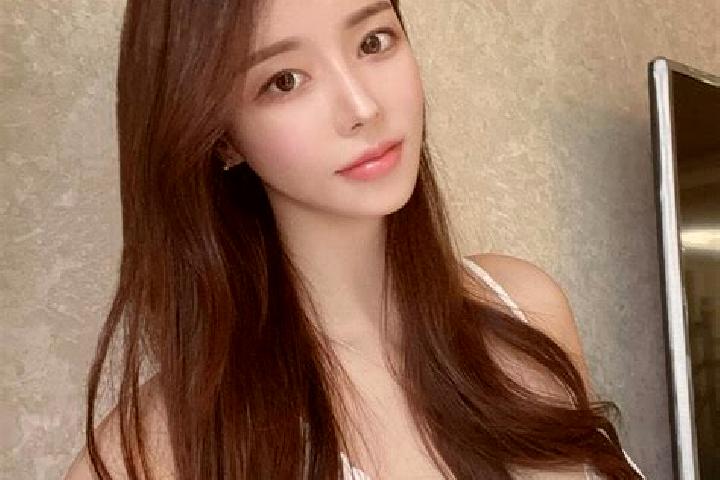 Ella, 22 — Escort in Huangjinbu, China