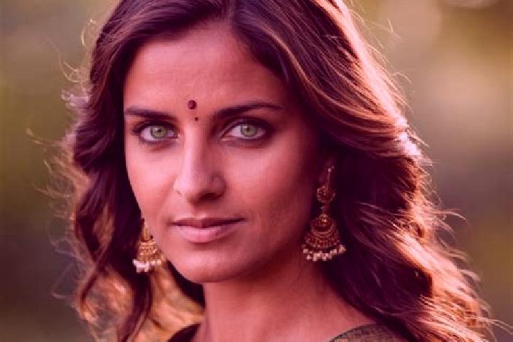 Ella, 23, a chestnut green-eyed indian companion based in Arnad. Offering Erotic Massage, Girlfriend Experience, Party Girl. Available for incall and outcall...