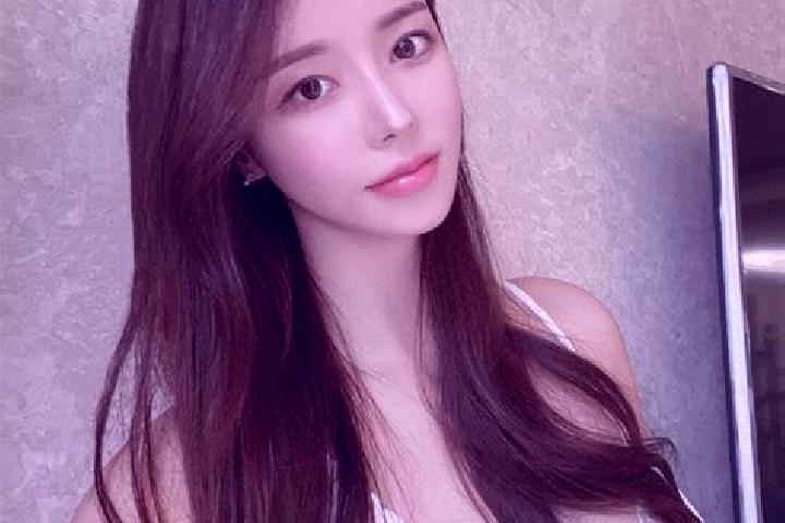 Ella, 23 — Escort in Longshanqiao, China