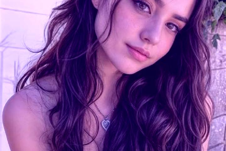 Ella, 25, a brunette hazel-eyed middle eastern companion based in Warendorf. Offering Couples, OWO, Domination. Available for incall and outcall, overnight b...