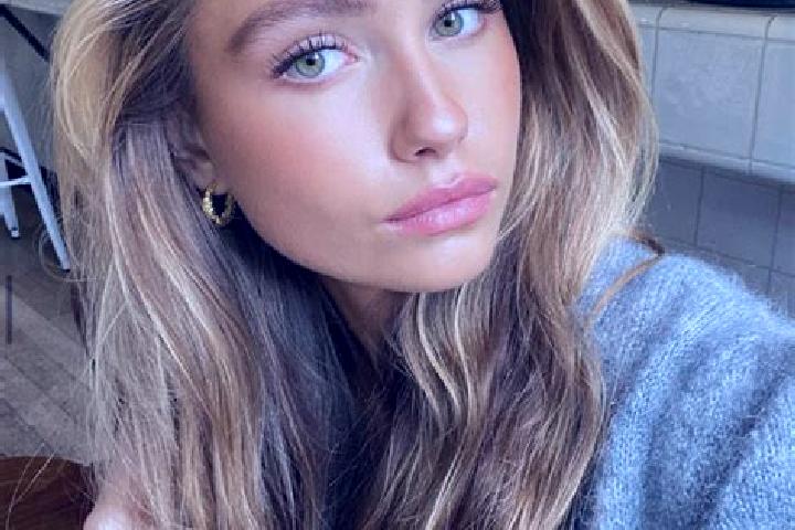 Ella, 25, a dark blonde hazel-eyed caucasian companion based in Bredbyn. Offering Party Girl, Dinner Date, A-Level, CIM, Tantra. Available for incall and out...