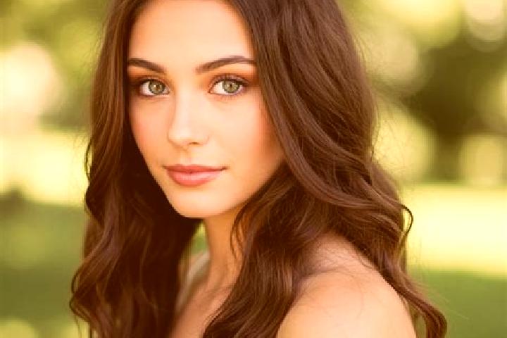 Ella, 26, a chestnut hazel-eyed mixed companion based in Krajanbonjor. Offering Party Girl, OWO, GFE. Available for incall and outcall, day and evening dates.