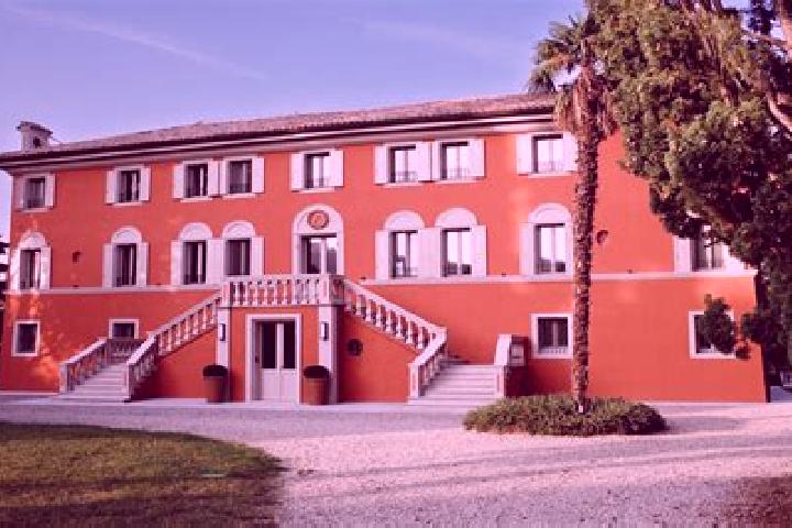 Ella, 27 — Escort in Roncolo, Italy