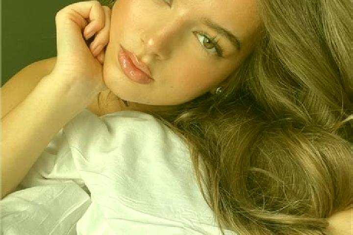 Ella, 32, a chestnut hazel-eyed caucasian companion based in Khmilnyk. Offering Erotic Massage, Deep French Kissing, Dinner Date. Available for incall and ou...