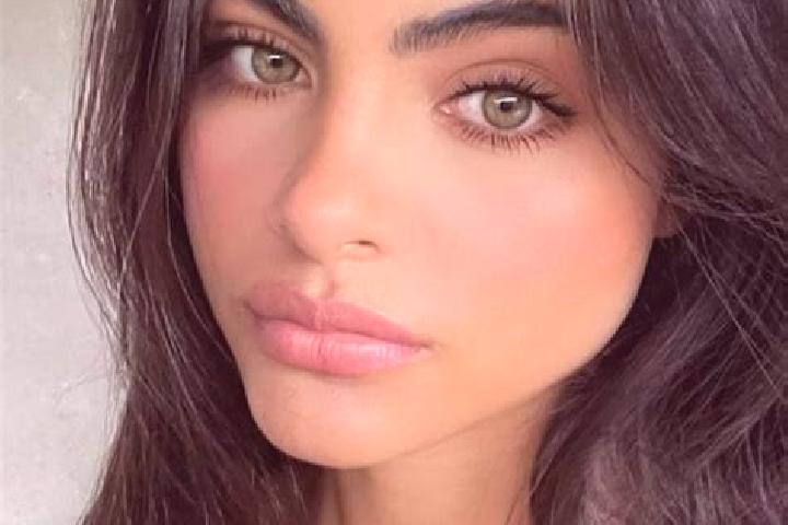 Ella, 36, a auburn dark-eyed middle eastern companion based in Nirmsdorf. Offering Fetish, Massage, Striptease. Available for incall and outcall, overnight b...