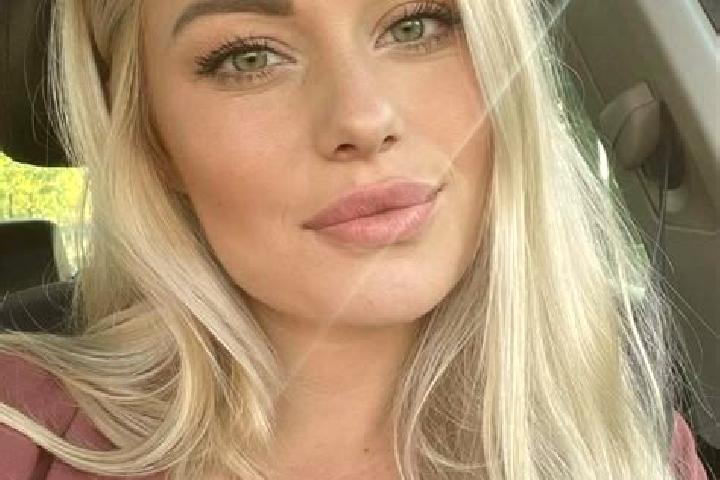 Ella, 36, a blonde hazel-eyed slavic companion based in Almasu Mic. Offering Couples, OWO, Massage, 69. Available for incall and outcall, day and evening dates.