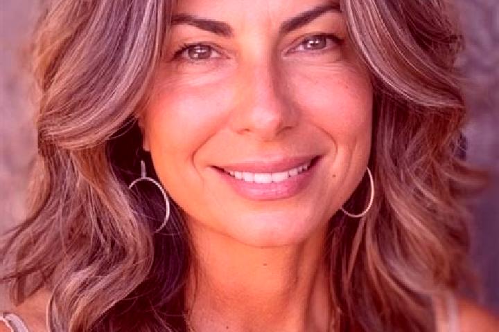 Ella, 38, a brunette grey-eyed latina companion based in Mobo. Offering Dinner Date, Striptease, Couples. Available for incall and outcall, day and evening d...