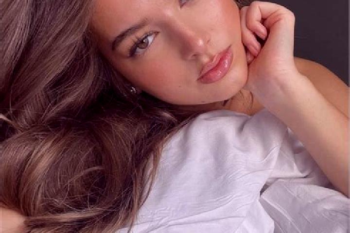 Ella, 39, a chestnut brown-eyed latina companion based in Johor Bahru. Offering A-Level, Tantra. Available for incall and outcall, day and evening dates.