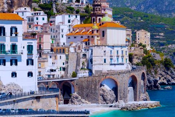 Ella, 39 — Escort in Roaschia, Italy