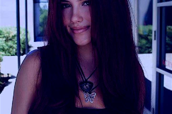 Ellie, 20, a auburn dark-eyed mixed companion based in Agua Dulce. Offering Party Girl, Travel Companion, Fetish, Dinner Date. Available for incall and outca...