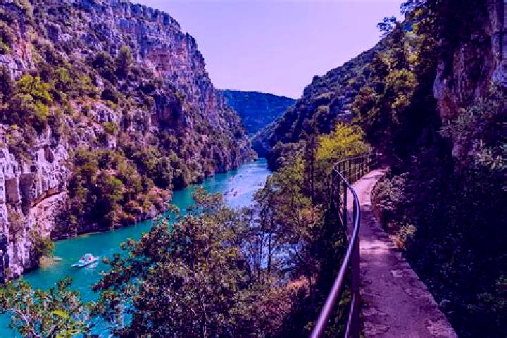 Ellie, 20 — Escort in Castellane, France