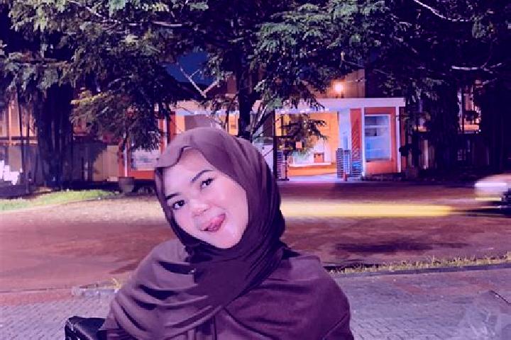 Ellie, 20 — Escort in Cikijing, Indonesia