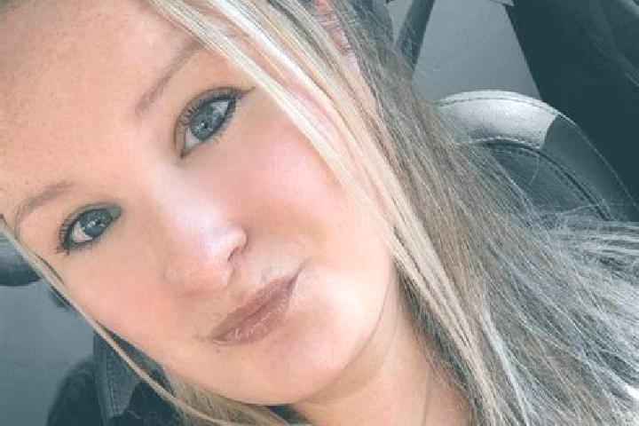 Ellie, 20 — Escort in Clayburn, Canada