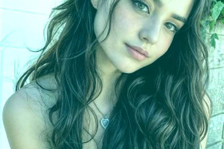 Ellie, 21, a auburn amber-eyed middle eastern companion based in La Suiza. Offering Girlfriend Experience, Prostate Massage, A-Level. Available for incall an...
