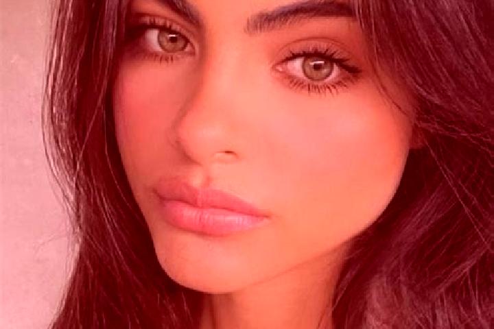 Ellie, 21, a brunette hazel-eyed caribbean companion based in Chengcunjiang. Offering Fetish, Erotic Massage, Travel Companion, 69, Roleplay. Available for i...