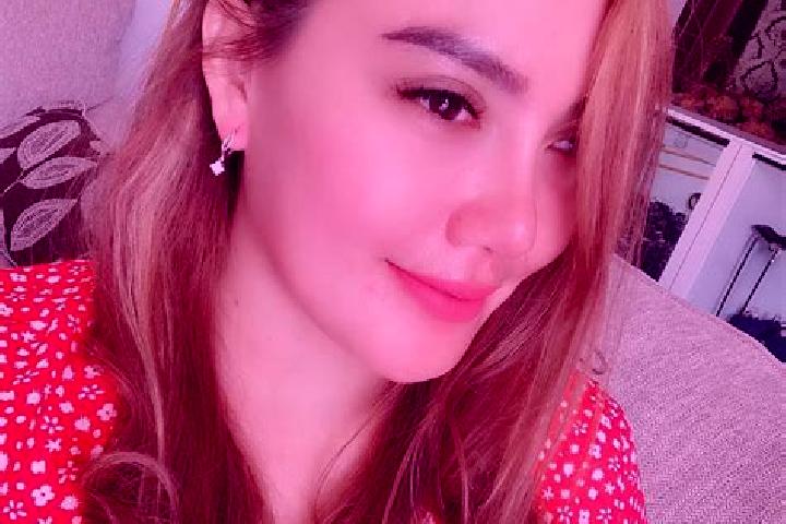 Ellie, 21 — Escort in Banjar Gede, Indonesia