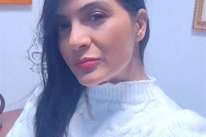 Ellie, 21 — Escort in Galbeni, Romania