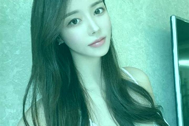 Ellie, 21 — Escort in Guandukou, China