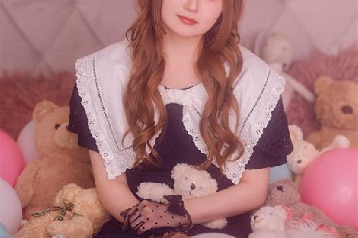 Ellie, 21 — Escort in Holic, Slovakia