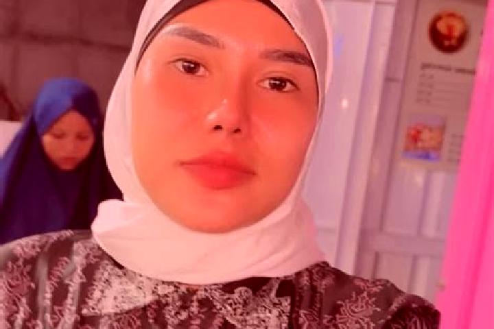 Ellie, 21 — Escort in Jolotundo, Indonesia