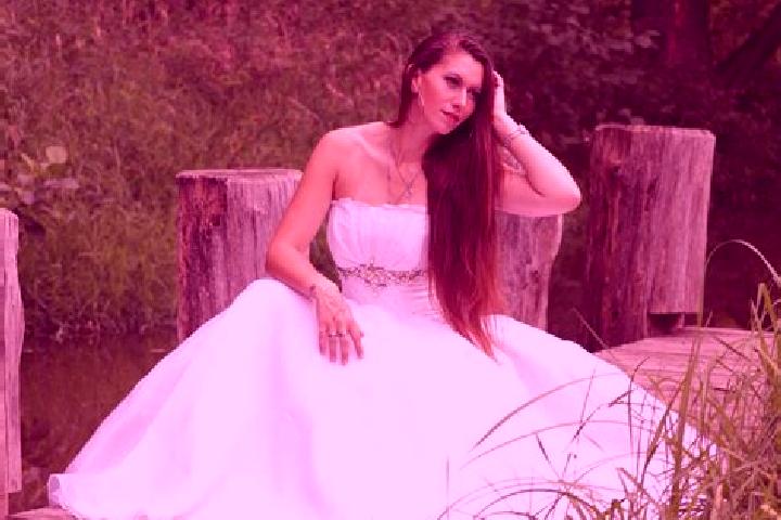Ellie, 21 — Escort in Kamenicky, Czech Republic
