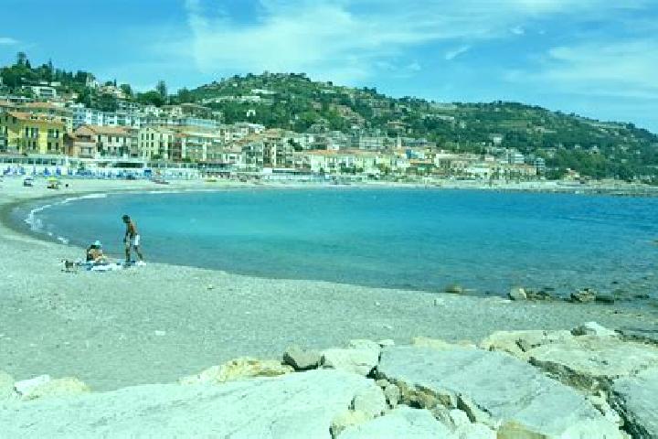 Ellie, 21 — Escort in Ospedaletti, Italy