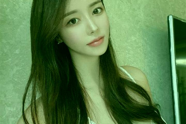 Ellie, 21 — Escort in Qingfenglin, China