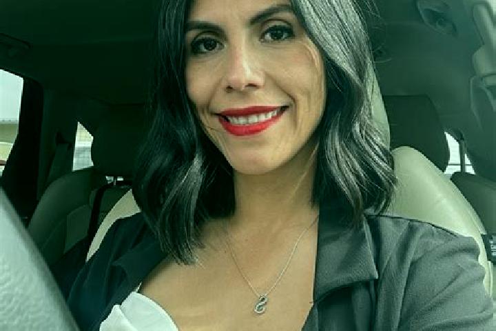 Ellie, 21 — Escort in Saint Hedwig, United States