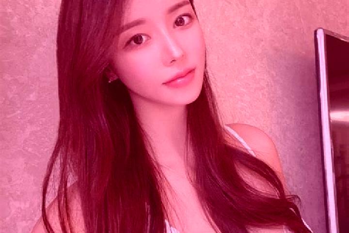 Ellie, 21 — Escort in Xiaojiezi, China
