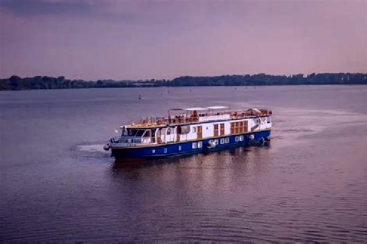 Ellie, 22 — Escort in Barge, Italy