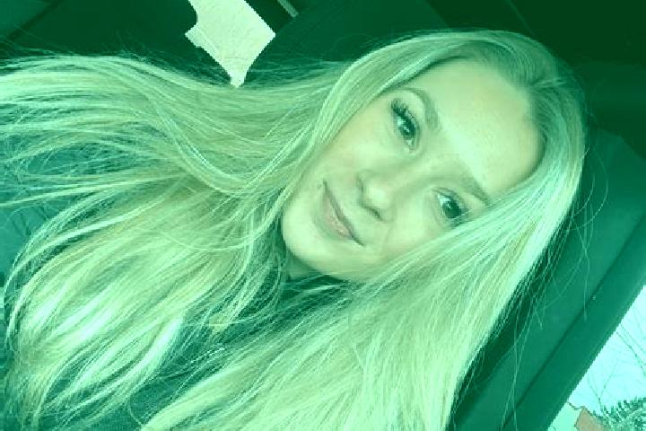 Ellie, 22 — Escort in Chey, France