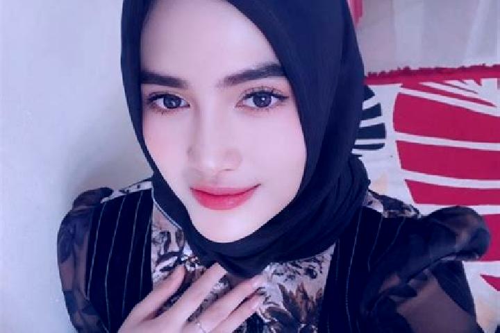 Ellie, 22 — Escort in Parakanlima, Indonesia