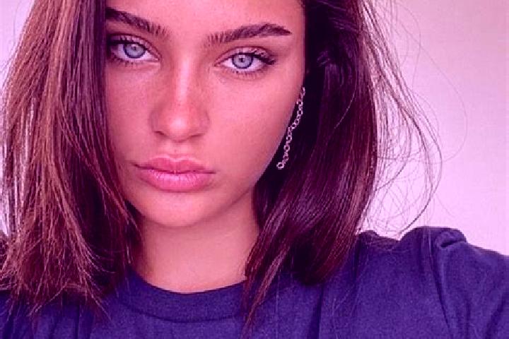 Ellie, 23, a brunette dark-eyed indian companion based in Mascaraque. Offering Party Girl, BDSM, OWO. Available for incall and outcall, day and evening dates.