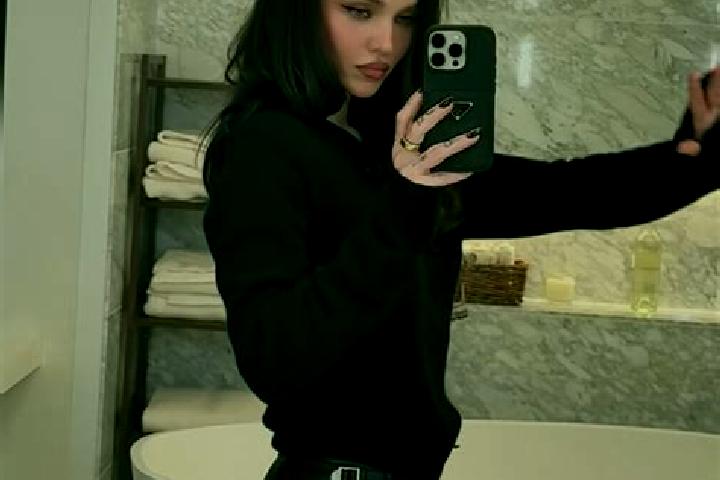 Ellie, 23 — Escort in Cameron, Canada