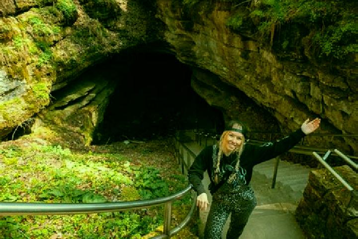 Ellie, 23 — Escort in Cave City, United States